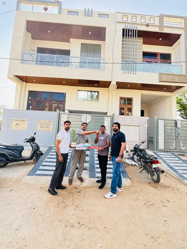 Taiyaar ghar ke saamne Anuda team aur parivaar — Anuda, Jaipur