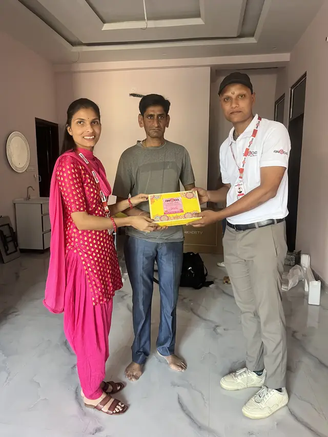 Parivaar ke saath handover — Anuda team