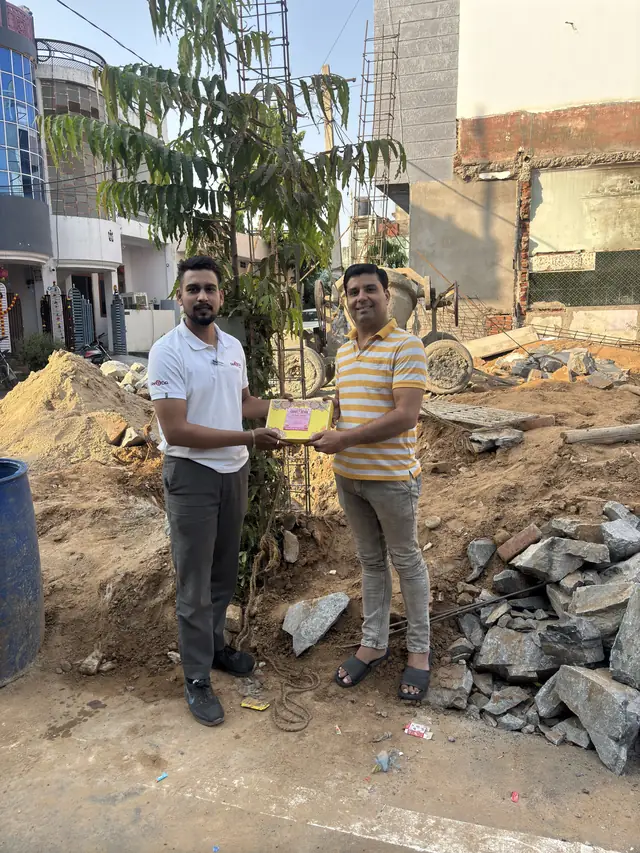 Site pe paudha lagate hue — Anuda team