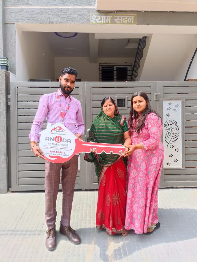 Parivaar ko chaabi saunpte hue — Anuda team