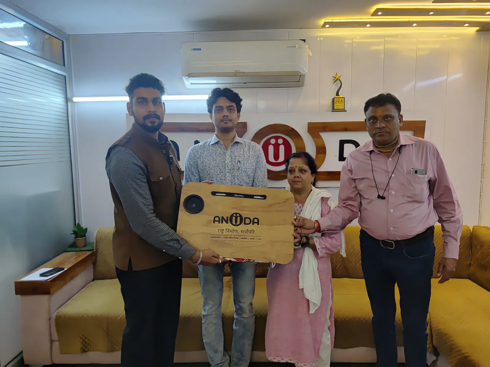 Anuda office mein team graahak ke saath baat karte hue